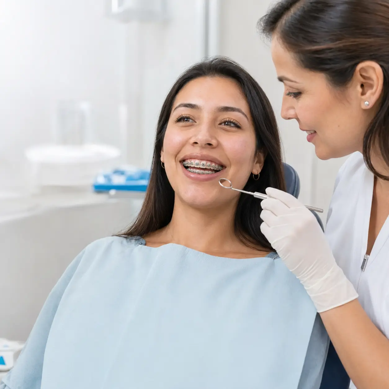Paciente con brackets autoligables durante una evaluación de ortodoncia
