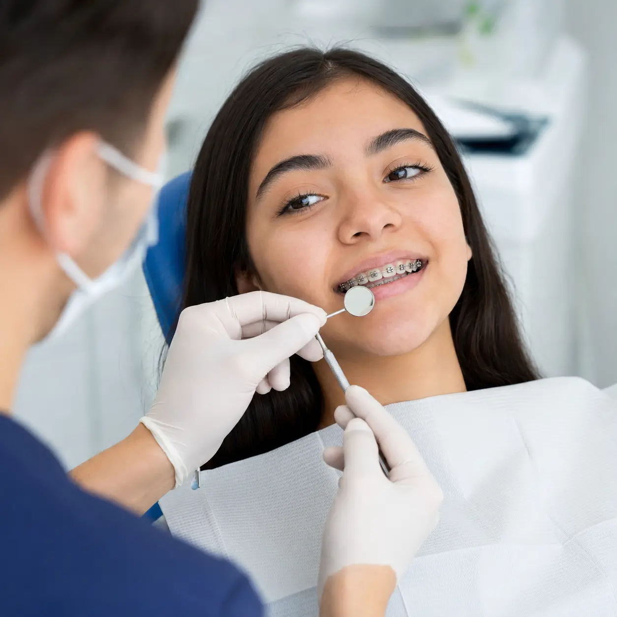 Control profesional de una paciente con brackets autoligables